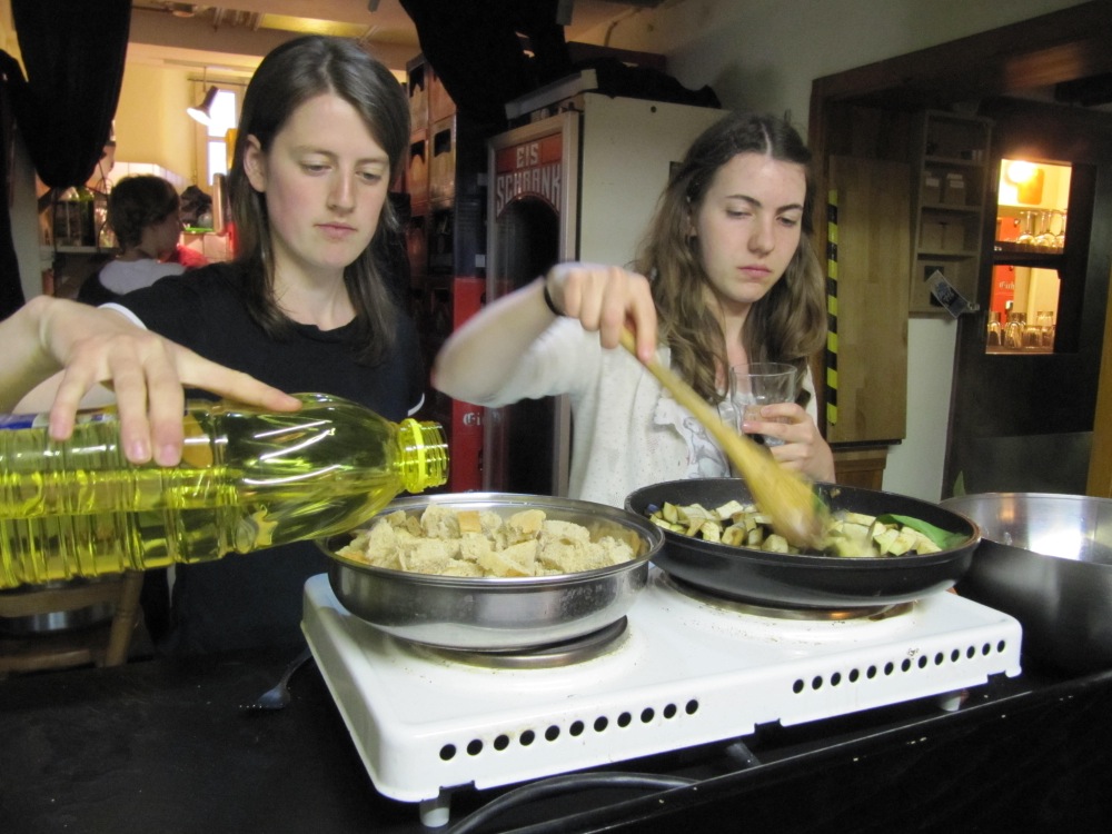 ￼Ronja Eisenreich (links) und Michelle Platt beim Kochen in der Küfa. / Foto: Deidenbach
