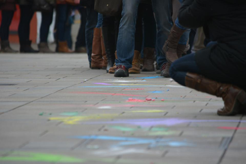 Am Ende blieben nur noch viele, bunte Kreidespuren auf dem Boden des Neupfarrplatzes.